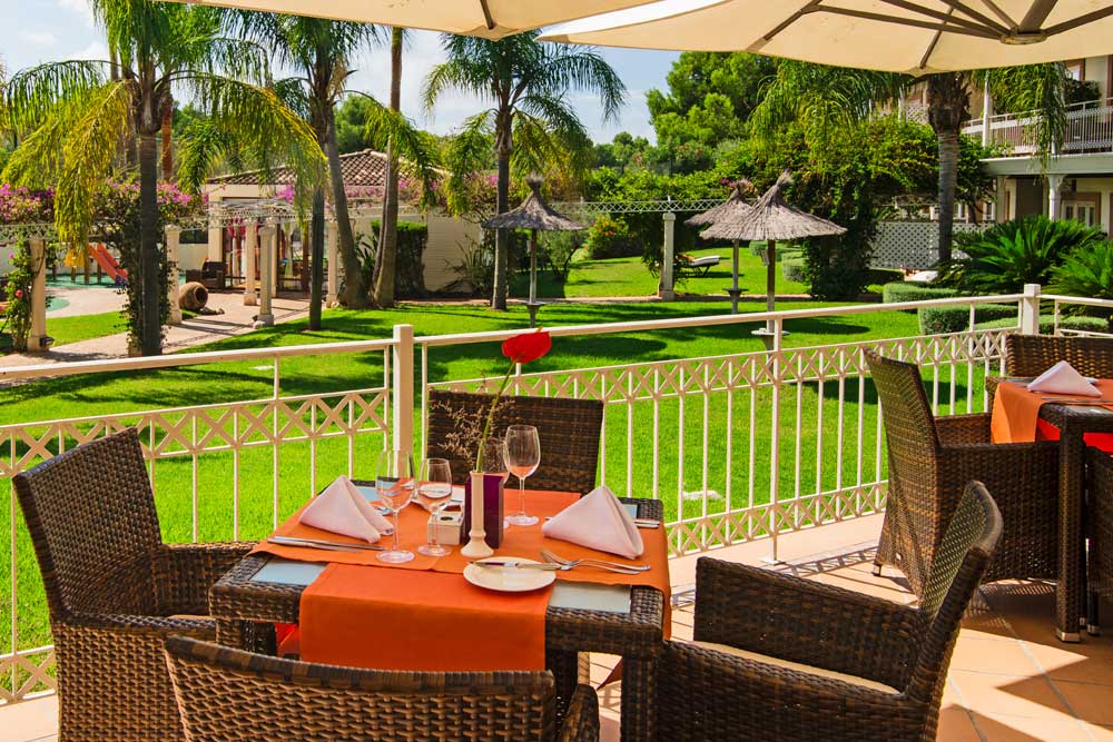 mallorca tagungen hotel castillo son vida bibliothek